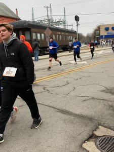a pictures of runners who are near the finish line